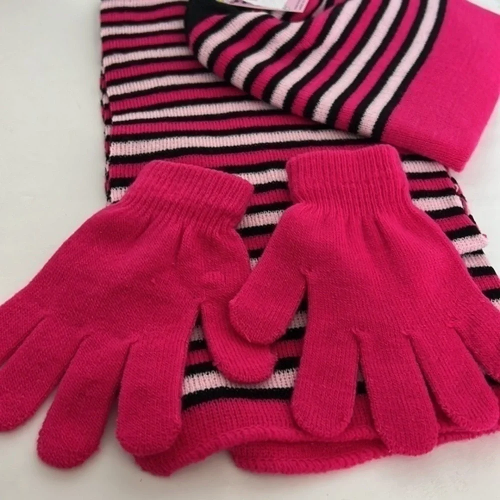 KIDS APPAREL CLUB, HAT AND GLOVES AND SCARF SET